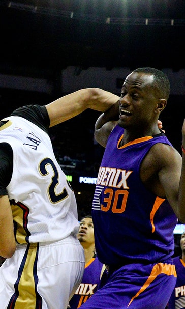 Pelicans' Davis suffers throat injury against Suns